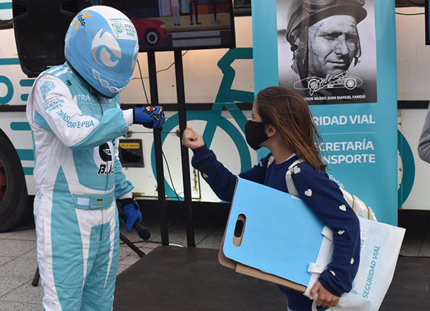 Un piloto enmascarado recorre la Costa Atlántica dando consejo de seguridad vial