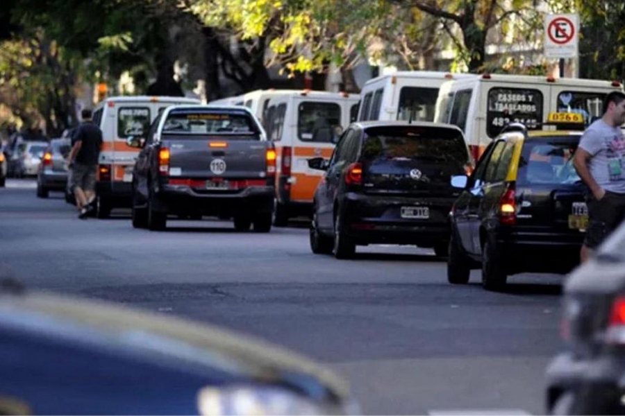 Cómo justifican el estacionamiento en doble fila en las escuelas