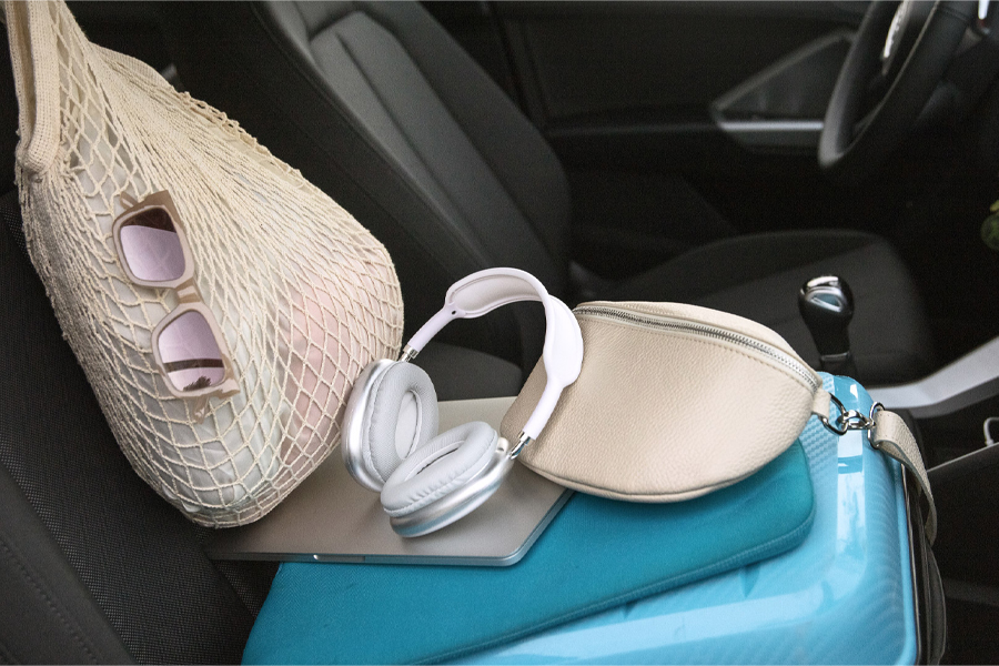 Los peligros de objetos sueltos y elementos que afectan la visibilidad al volante