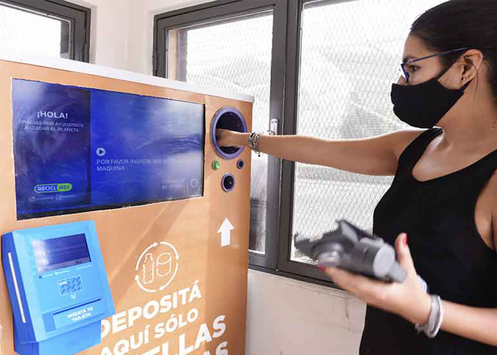 Pueden cargar la SUBE canjeando el valor en botellas PET en una ciudad mendocina