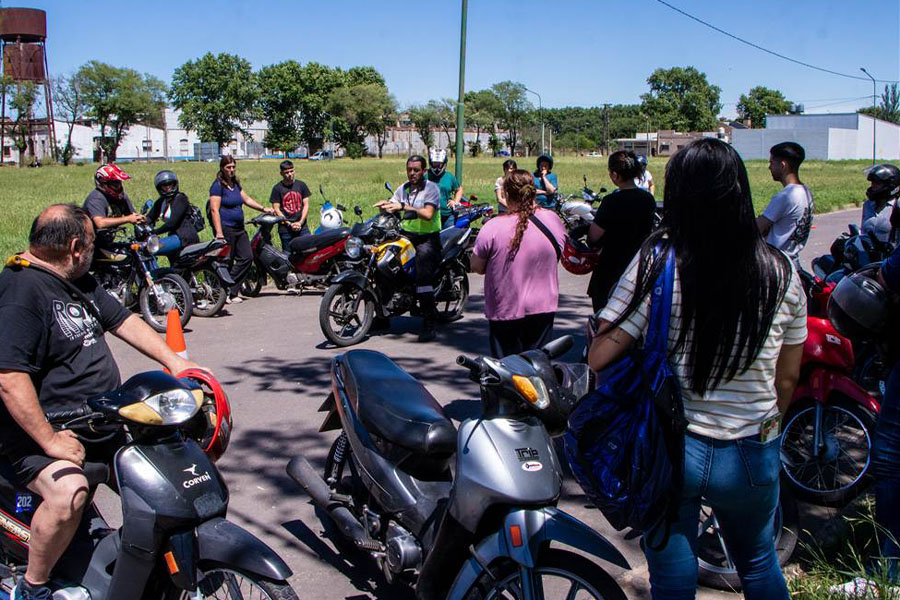 Clínicas sobre manejo seguro de motos 
