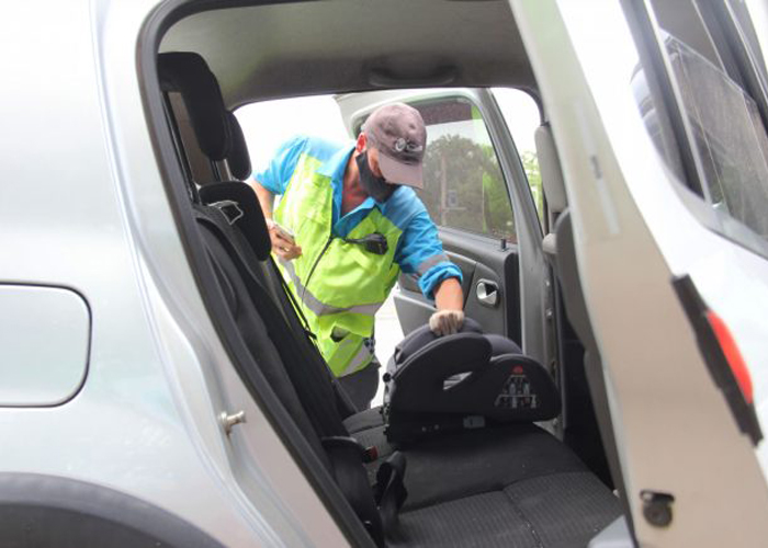  Entregan sillitas infantiles a turistas que viajan en auto hacia la Costa Atlántica