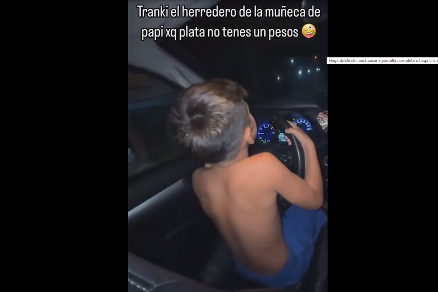 Grabò y subió a redes a su hijo de 7 años manejando de noche