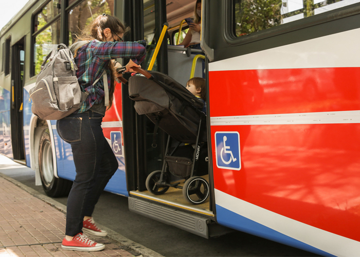 Colectivos: madres y padres podrán subir y bajar con el cochecito por la puerta del medio