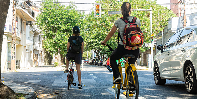 Proponen una mirada feminista para que la movilidad en las ciudades sea más segura