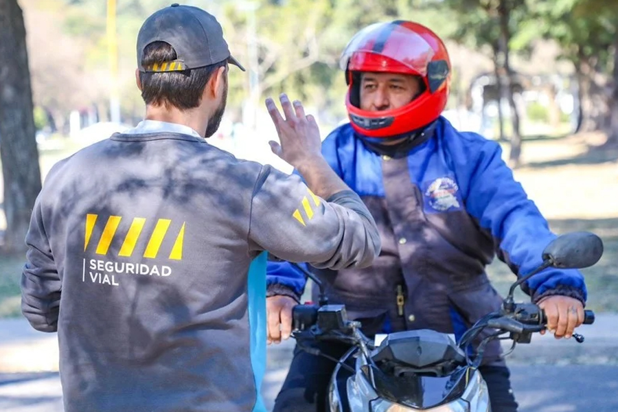  Convocaron a motociclistas para enseñarles a manejar y les regalaron un casco