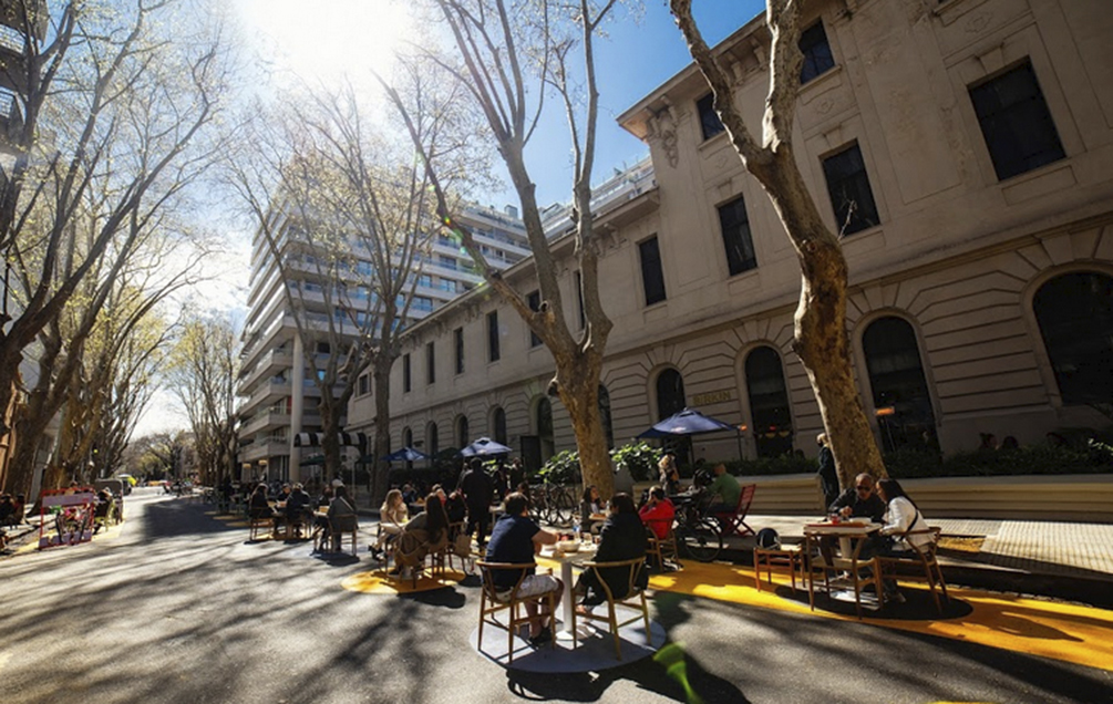 Extienden el corte de calles para áreas peatonales transitorias y espacios para bares y restaurantes