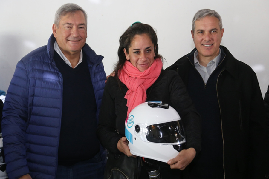 Entrega de cascos y Pases Libres Multimodales en Chacabuco y Chivilcoy