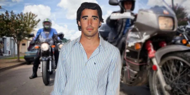 Nacho Viale,totalmente sacado en una estación de servicio, por tener que cumplir con una ley de seguridad vial 