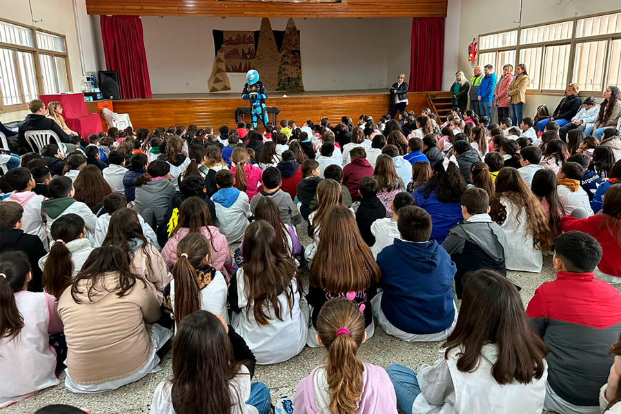 Piloto Tango brinda charlas sobre convivencia vial para niños